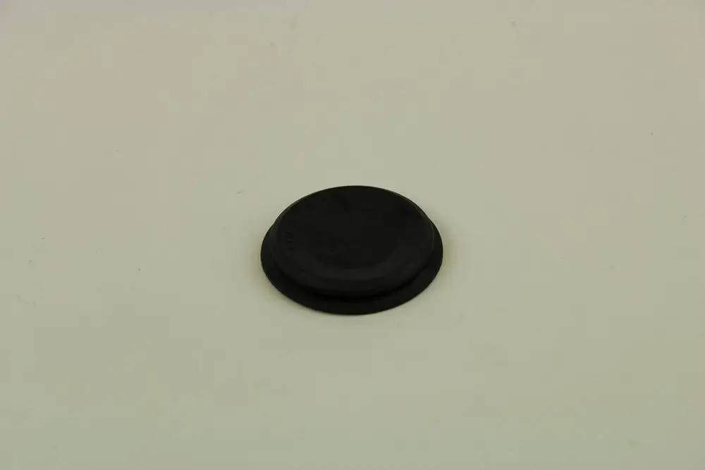 Schwarze runde Tülle aus Gummi von Bosch, flach und ohne erkennbare Maße, auf einem neutralen Hintergrund.